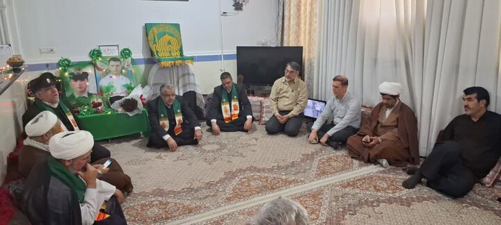 تصاویر/ دیدار خادمان امام رضا(ع) با خانواده شهید دانیال احسانی فرد