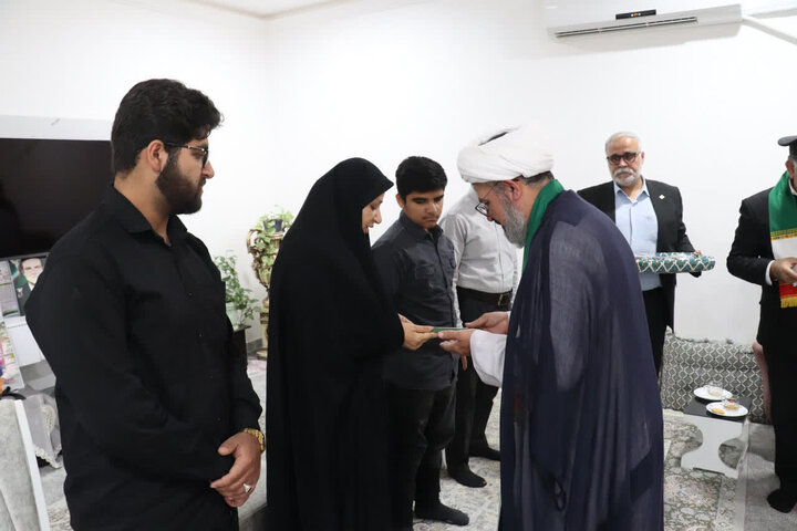 تصاویر/ دیدار خادمان امام رضا(ع) با خانواده شهید دانیال احسانی فرد