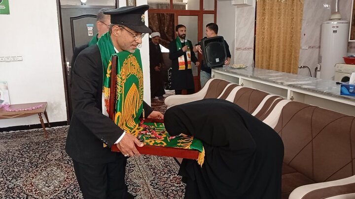 تصاویر/  حضور خادمین رضوی در منزل شهید مهدی جوهری از شهدای جنگ تحمیلی ۱۲روزه
