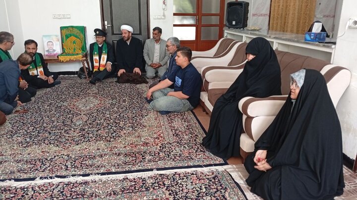 تصاویر/  حضور خادمین رضوی در منزل شهید مهدی جوهری از شهدای جنگ تحمیلی ۱۲روزه