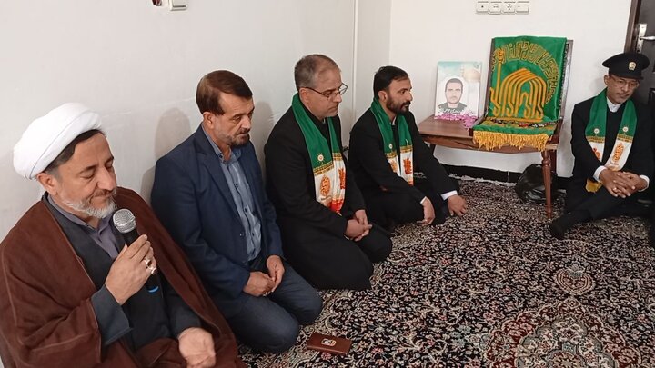 تصاویر/  حضور خادمین رضوی در منزل شهید مهدی جوهری از شهدای جنگ تحمیلی ۱۲روزه