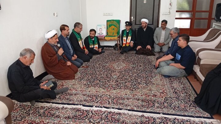 تصاویر/  حضور خادمین رضوی در منزل شهید مهدی جوهری از شهدای جنگ تحمیلی ۱۲روزه