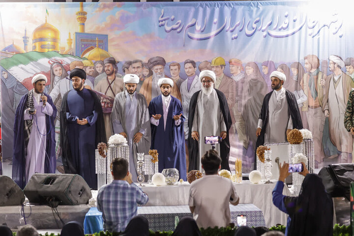 تصاویر/ تلبس طلاب بوشهری در شب میلاد امام رضا(ع)