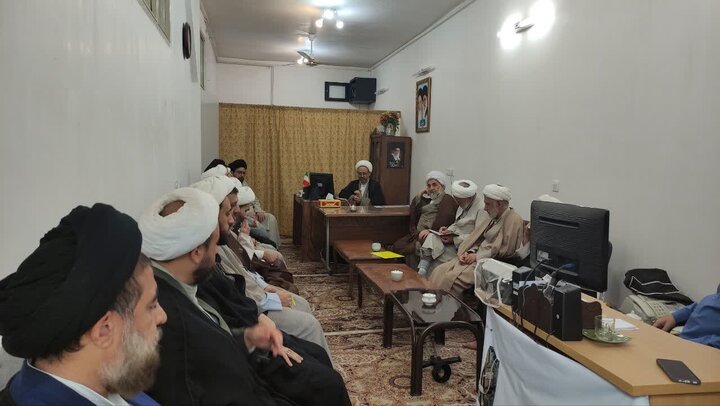 تصاویر/ نشست هم‌اندیشی اساتید و کادر مدرسه علمیه آیت‌الله مدنی کاشانی(ره)