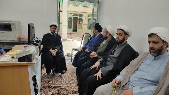 تصاویر/ نشست هم‌اندیشی اساتید و کادر مدرسه علمیه آیت‌الله مدنی کاشانی(ره)