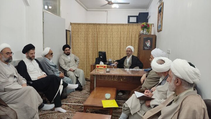 تصاویر/ نشست هم‌اندیشی اساتید و کادر مدرسه علمیه آیت‌الله مدنی کاشانی(ره)