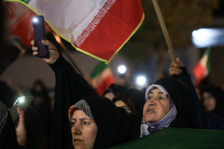 تصاویر| ایستاده بر سر عهد؛حضور با شکوه مردم حاجی آباد در خیابان با حضور کاروان زیر سایه خورشید