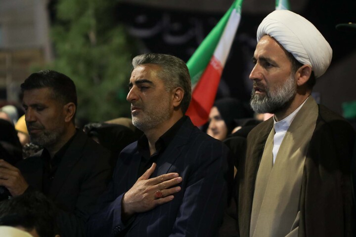 تصاویر| ایستاده بر سر عهد؛حضور با شکوه مردم حاجی آباد در خیابان با حضور کاروان زیر سایه خورشید