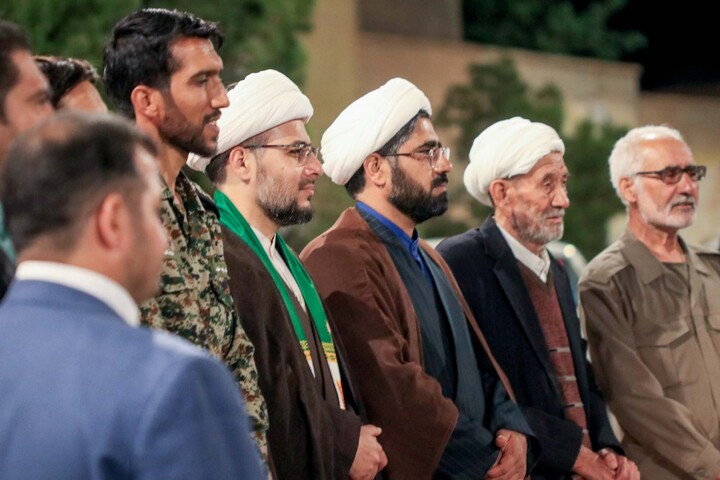 تصاویر| ایستاده بر سر عهد؛حضور با شکوه مردم حاجی آباد در خیابان با حضور کاروان زیر سایه خورشید