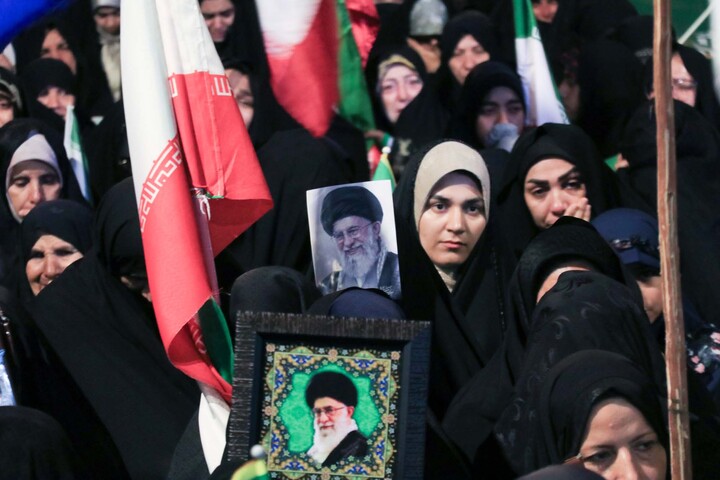 تصاویر| ایستاده بر سر عهد؛حضور با شکوه مردم حاجی آباد در خیابان با حضور کاروان زیر سایه خورشید