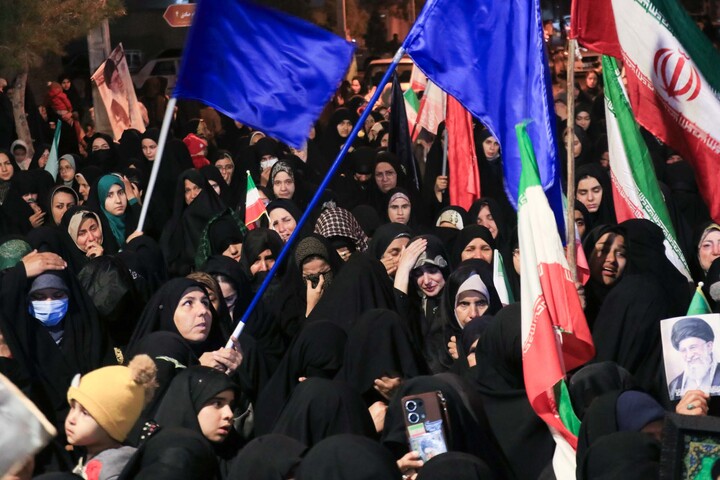 تصاویر| ایستاده بر سر عهد؛حضور با شکوه مردم حاجی آباد در خیابان با حضور کاروان زیر سایه خورشید
