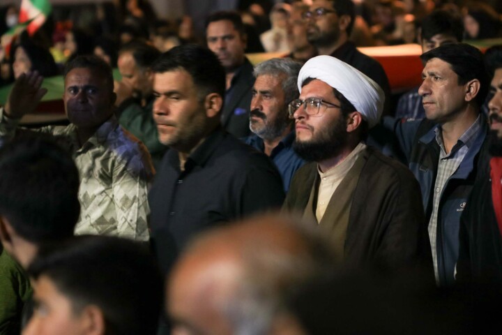 تصاویر| ایستاده بر سر عهد؛حضور با شکوه مردم حاجی آباد در خیابان با حضور کاروان زیر سایه خورشید