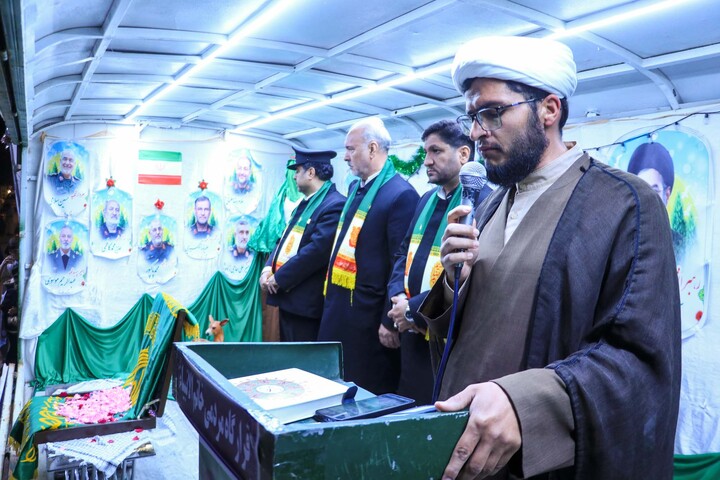 تصاویر| ایستاده بر سر عهد؛حضور با شکوه مردم حاجی آباد در خیابان با حضور کاروان زیر سایه خورشید