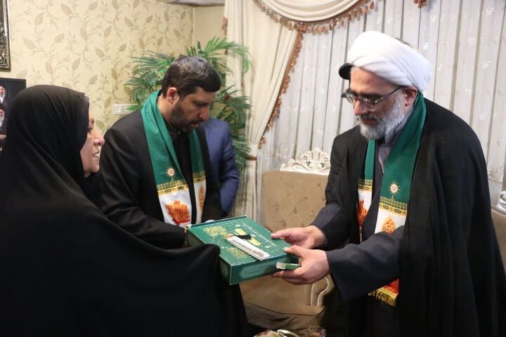 تصاویر/ دیدار خادمان و حاملین پرچم امام رضا با خانواده شهدا در ارومیه