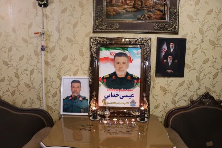تصاویر/ دیدار خادمان و حاملین پرچم امام رضا با خانواده شهدا در ارومیه
