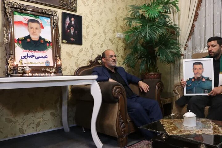 تصاویر/ دیدار خادمان و حاملین پرچم امام رضا با خانواده شهدا در ارومیه