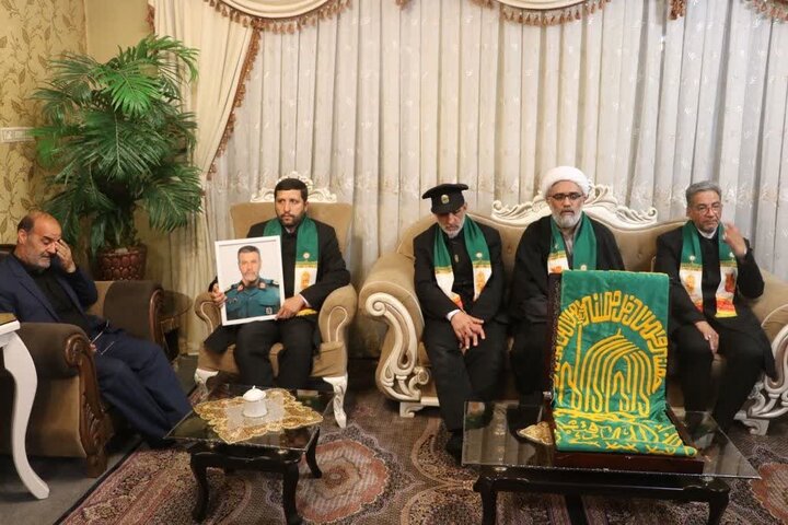 تصاویر/ دیدار خادمان و حاملین پرچم امام رضا با خانواده شهدا در ارومیه
