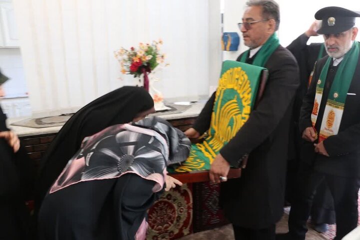 تصاویر/ دیدار خادمان و حاملین پرچم امام رضا با خانواده شهدا در ارومیه