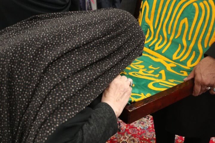 تصاویر/ دیدار خادمان و حاملین پرچم امام رضا با خانواده شهدا در ارومیه