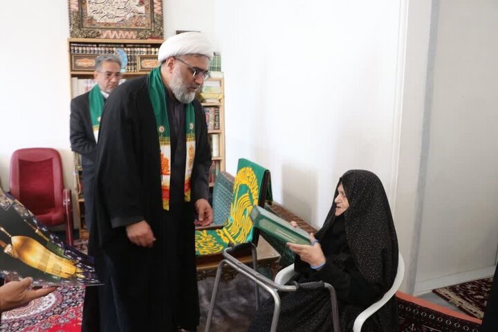 تصاویر/ دیدار خادمان و حاملین پرچم امام رضا با خانواده شهدا در ارومیه