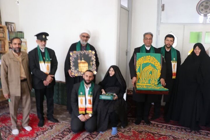 تصاویر/ دیدار خادمان و حاملین پرچم امام رضا با خانواده شهدا در ارومیه