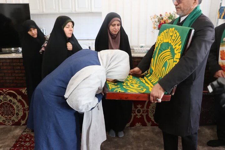 تصاویر/ دیدار خادمان و حاملین پرچم امام رضا با خانواده شهدا در ارومیه