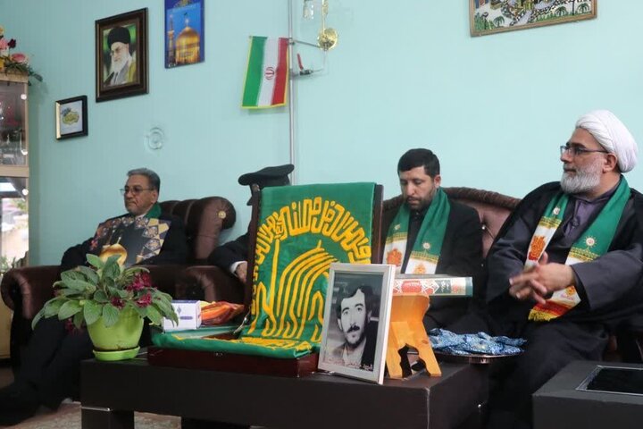 تصاویر/ دیدار خادمان و حاملین پرچم امام رضا با خانواده شهدا در ارومیه