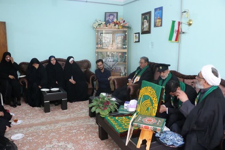 تصاویر/ دیدار خادمان و حاملین پرچم امام رضا با خانواده شهدا در ارومیه