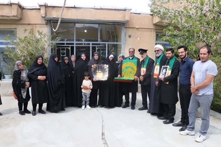 تصاویر/ دیدار خادمان و حاملین پرچم امام رضا با خانواده شهدا در ارومیه