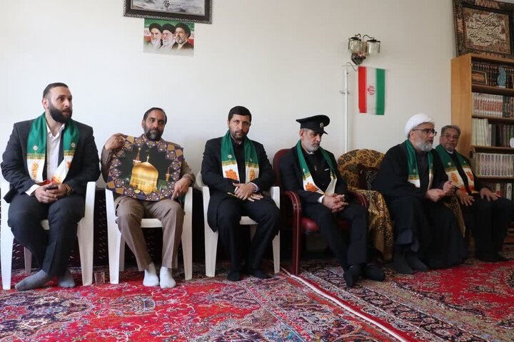 تصاویر/ دیدار خادمان و حاملین پرچم امام رضا با خانواده شهدا در ارومیه