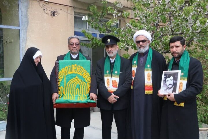 تصاویر/ دیدار خادمان و حاملین پرچم امام رضا با خانواده شهدا در ارومیه