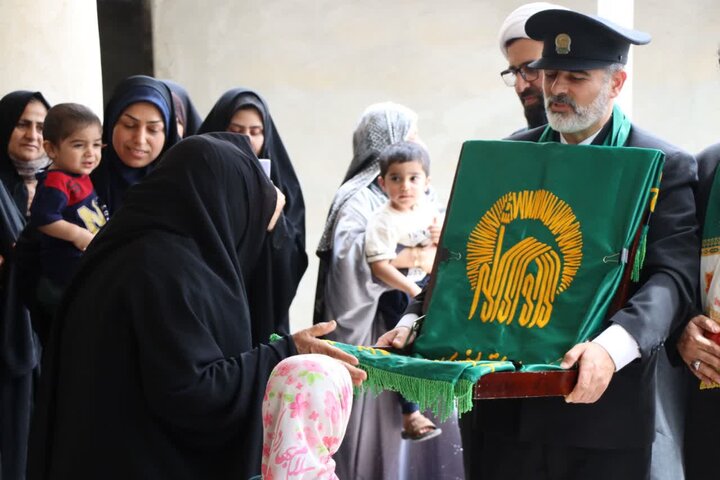 تصاویر/ حضور خدام رضوی در منزل جانباز جنگ رمضان