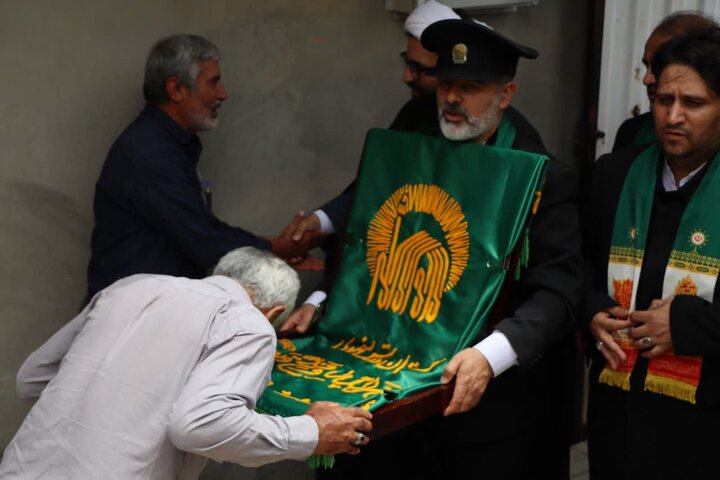 تصاویر/ حضور خدام رضوی در منزل جانباز جنگ رمضان