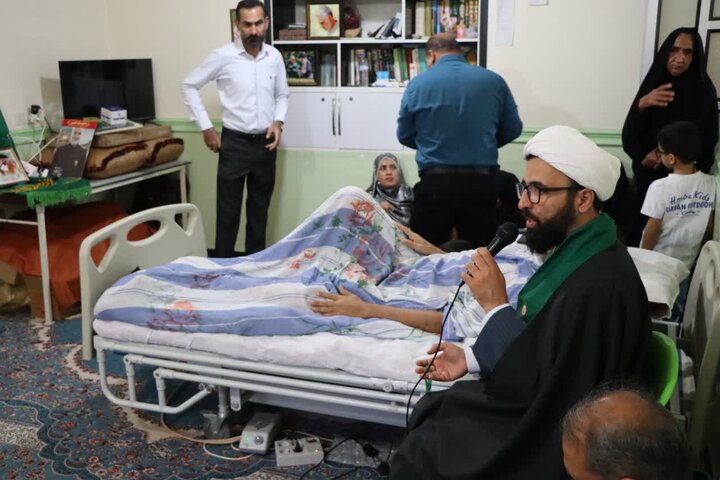 تصاویر/ حضور خدام رضوی در منزل جانباز جنگ رمضان