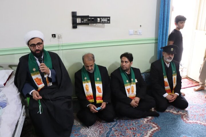 تصاویر/ حضور خدام رضوی در منزل جانباز جنگ رمضان