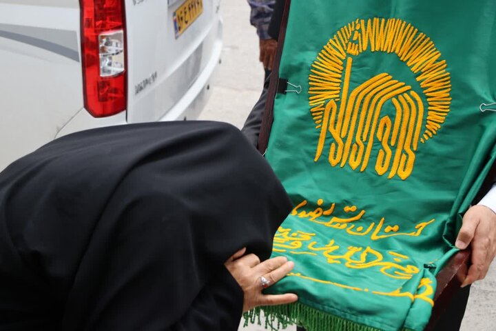 تصاویر/ حضور خدام رضوی در منزل جانباز جنگ رمضان