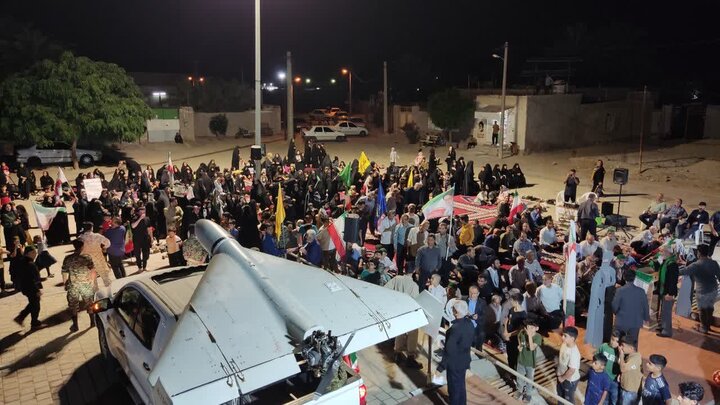 نتصاویر/ اجتماع شبانه مردم روستای چارک در حمایت از نظام