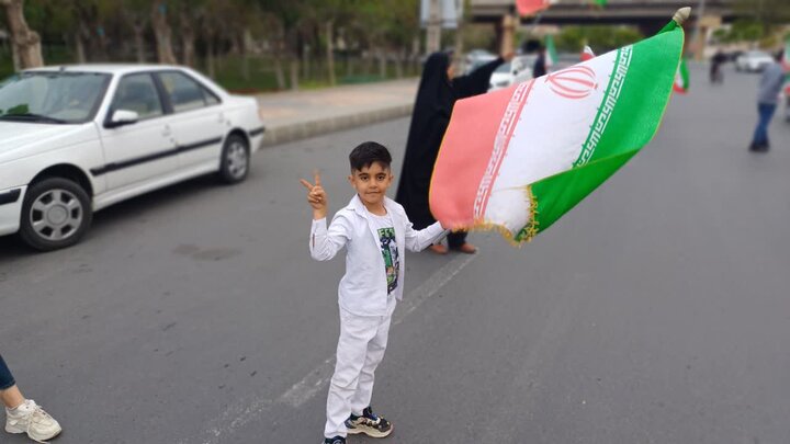 تصاویر/اجتماع پرچم گردانی به نیابت از شهید محمد حسین  ترابی در اراک
