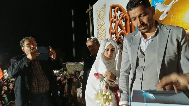 تصاویر/برگزاری مراسم عقد یک زوج جوان اهل شهرستان زرندیه در اجتماعات شبانه مردم