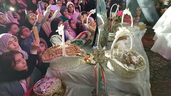 تصاویر/برگزاری مراسم عقد یک زوج جوان اهل شهرستان زرندیه در اجتماعات شبانه مردم
