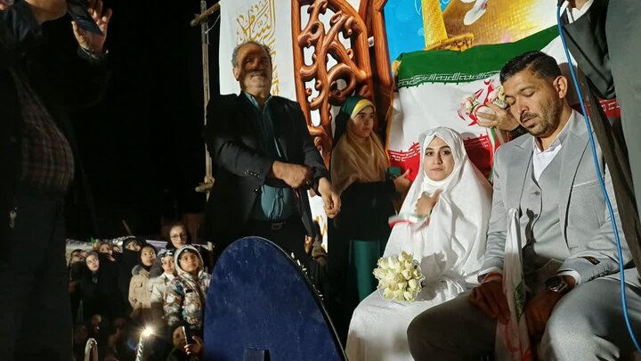 تصاویر/برگزاری مراسم عقد یک زوج جوان اهل شهرستان زرندیه در اجتماعات شبانه مردم