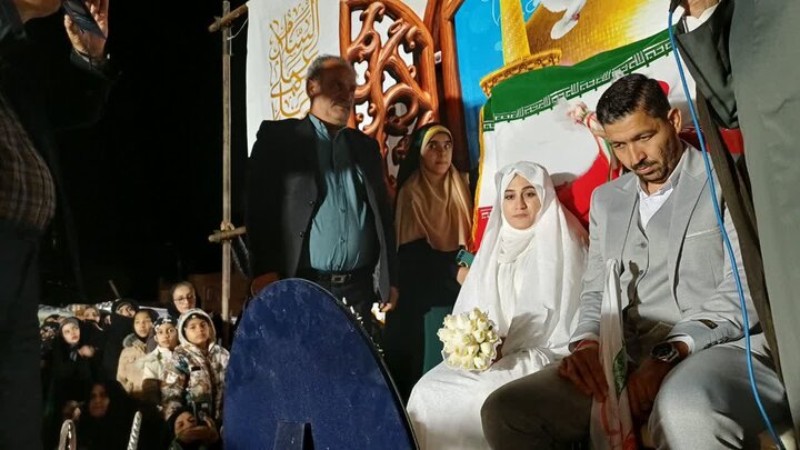 تصاویر/برگزاری مراسم عقد یک زوج جوان اهل شهرستان زرندیه در اجتماعات شبانه مردم
