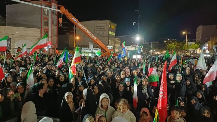 تصاویر/پنجاه و نهمین شب حضور پرشور مردم ولایتمدار مامونیه در تجدید بیعت با آرمان‌های انقلاب