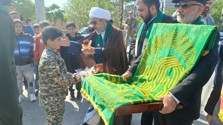 تصاویر/حضور خادمان و پرچم متبرک بارگاه ملکوتی ثامن الحجج، علی بن موسی الرضا (ع) در شهرستان خشکرود
