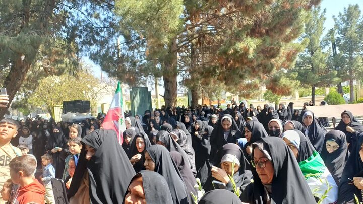 تصاویر/حضور خادمان و پرچم متبرک بارگاه ملکوتی ثامن الحجج، علی بن موسی الرضا (ع) در شهرستان خشکرود