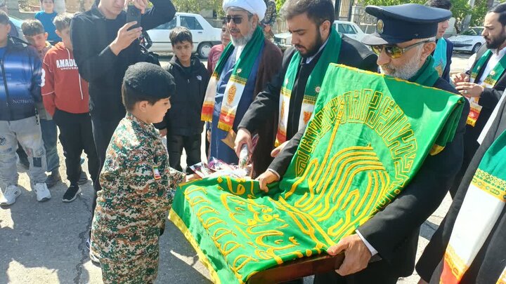 تصاویر/حضور خادمان و پرچم متبرک بارگاه ملکوتی ثامن الحجج، علی بن موسی الرضا (ع) در شهرستان خشکرود