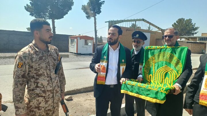 تصاویر/حضور خادمان بارگاه نورانی امام رضا (ع)در ایست و بازرسی شهرستان زرندیه