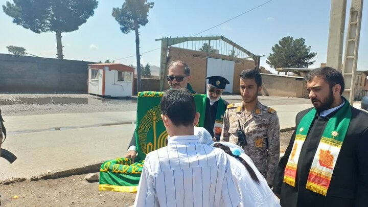 تصاویر/حضور خادمان بارگاه نورانی امام رضا (ع)در ایست و بازرسی شهرستان زرندیه