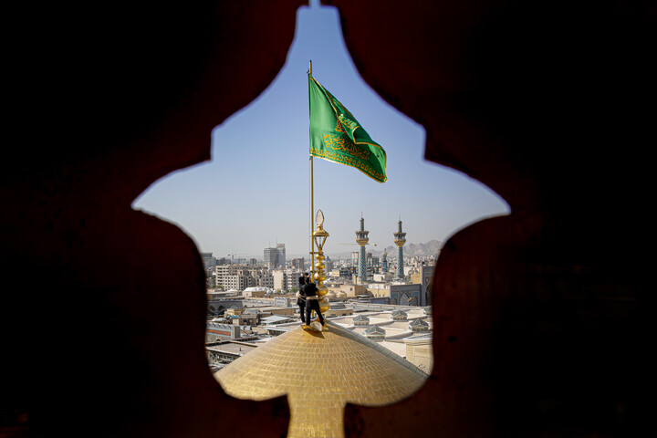 تصاویر/ آیین تعویض پرچم گنبد منور رضوی در روز میلاد امام رضا (علیه‌السلام)