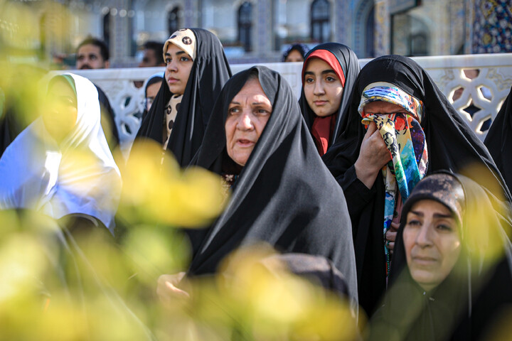 تصاویر/ آیین تعویض پرچم گنبد منور رضوی در روز میلاد امام رضا (علیه‌السلام)